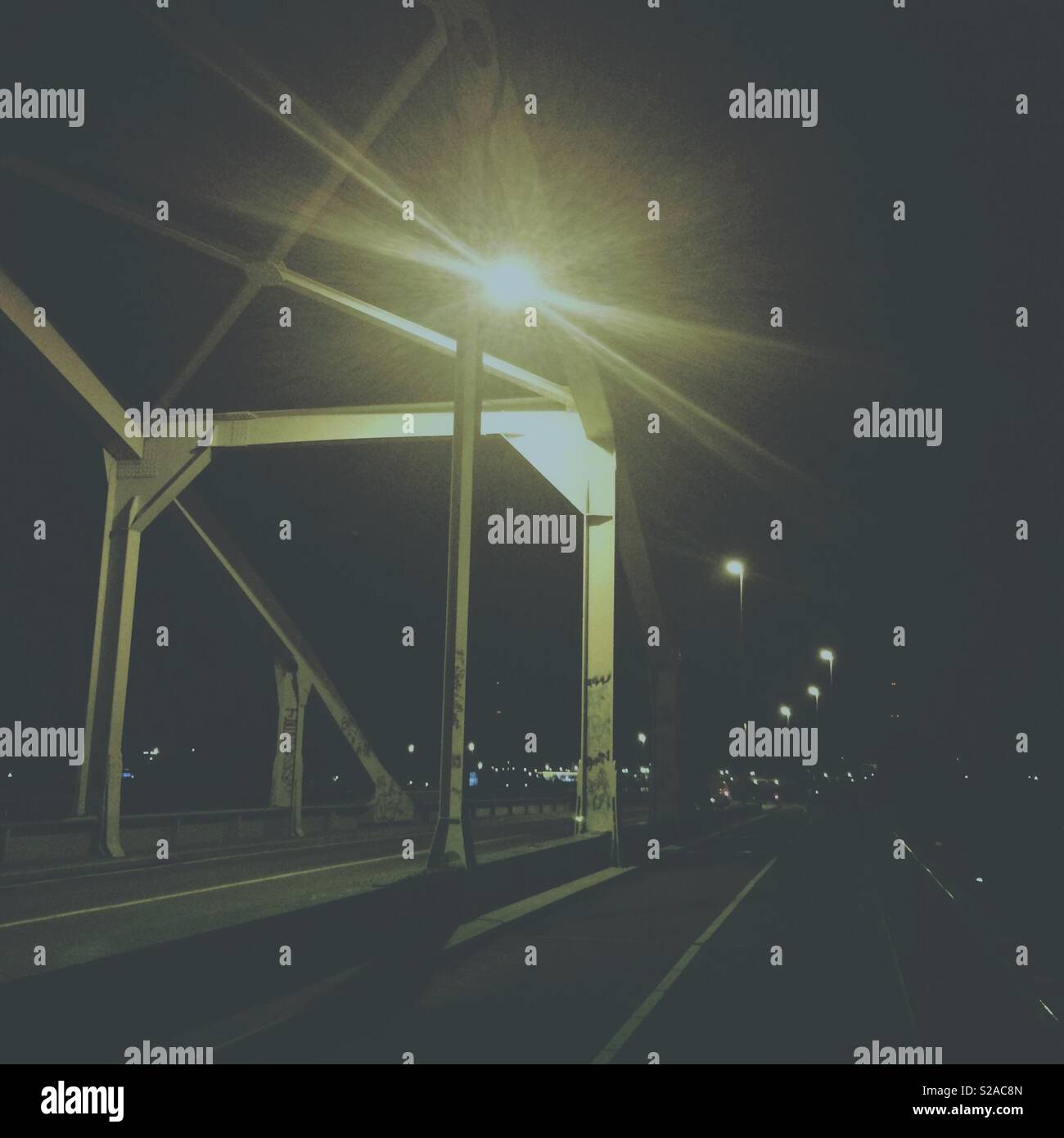 Il ponte di notte - una strada luce e metallo struttura a ponte scena Foto Stock