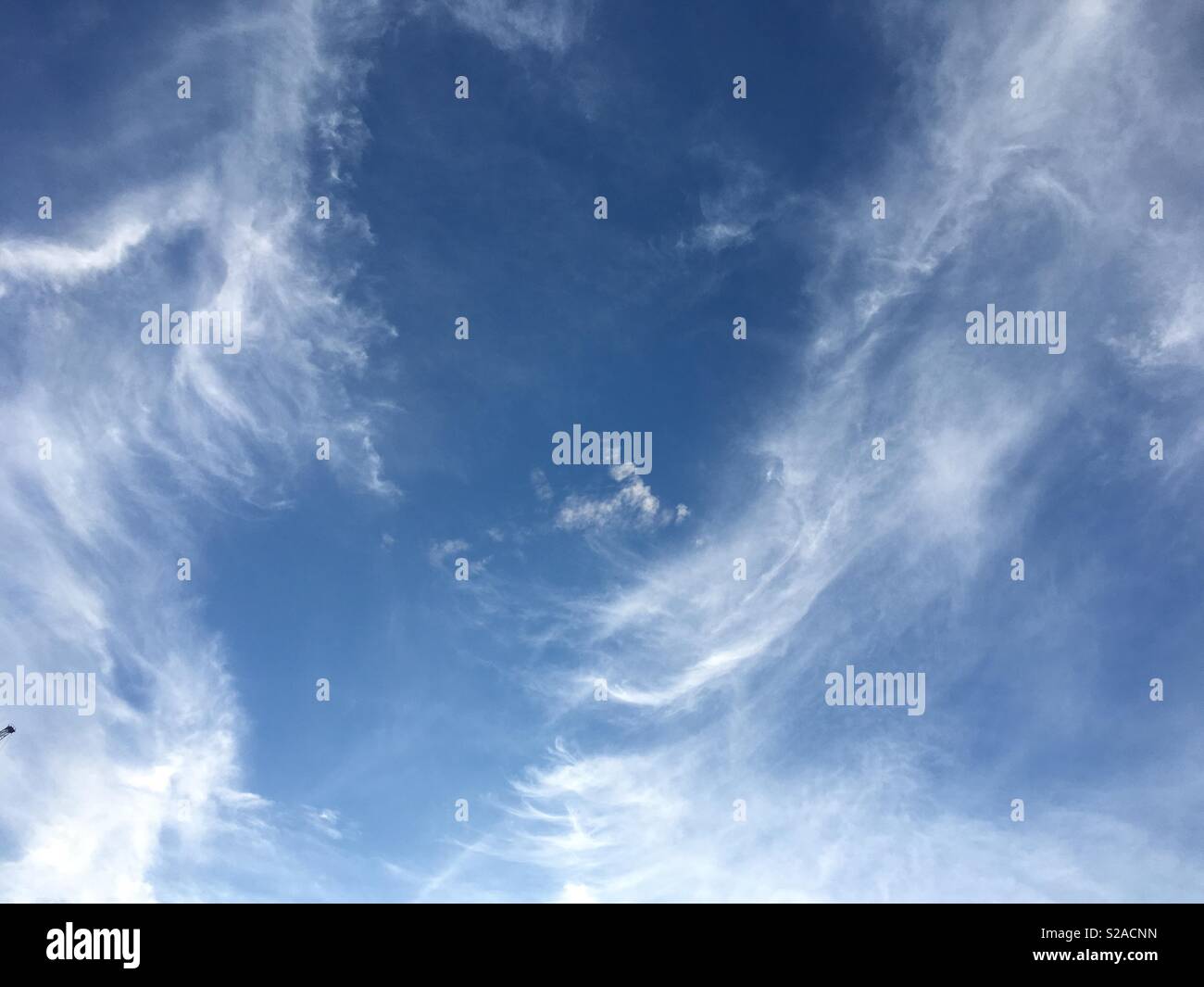 Cancellare feathery nuvole nel cielo Foto Stock