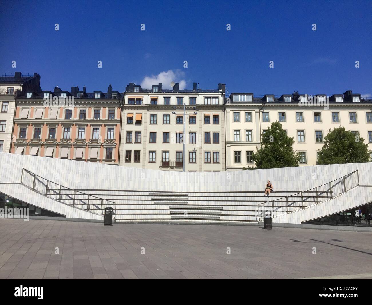 Giovane donna seduta sui gradini a Odenplan a Stoccolma Foto Stock