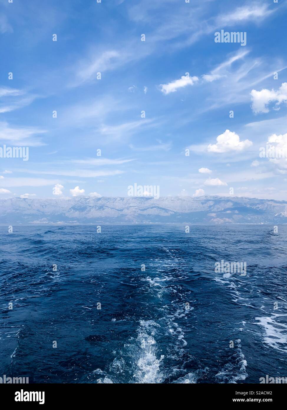 Azzurro mare e montagna Biokovo in Croazia a sfondo Foto Stock