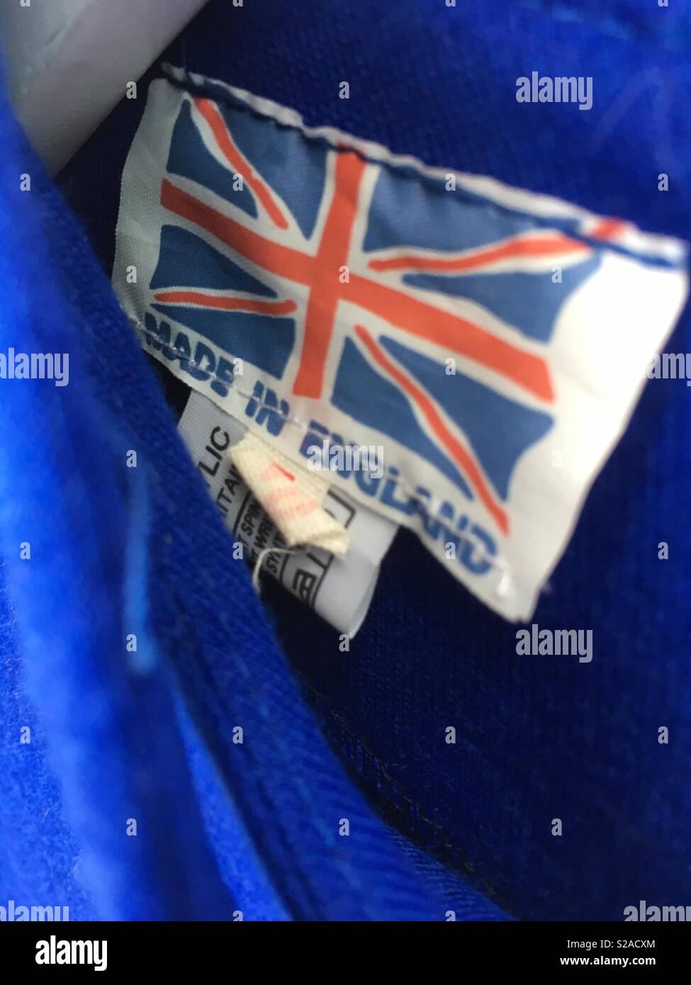 Made in England etichetta sul vintage vestito blu Foto Stock