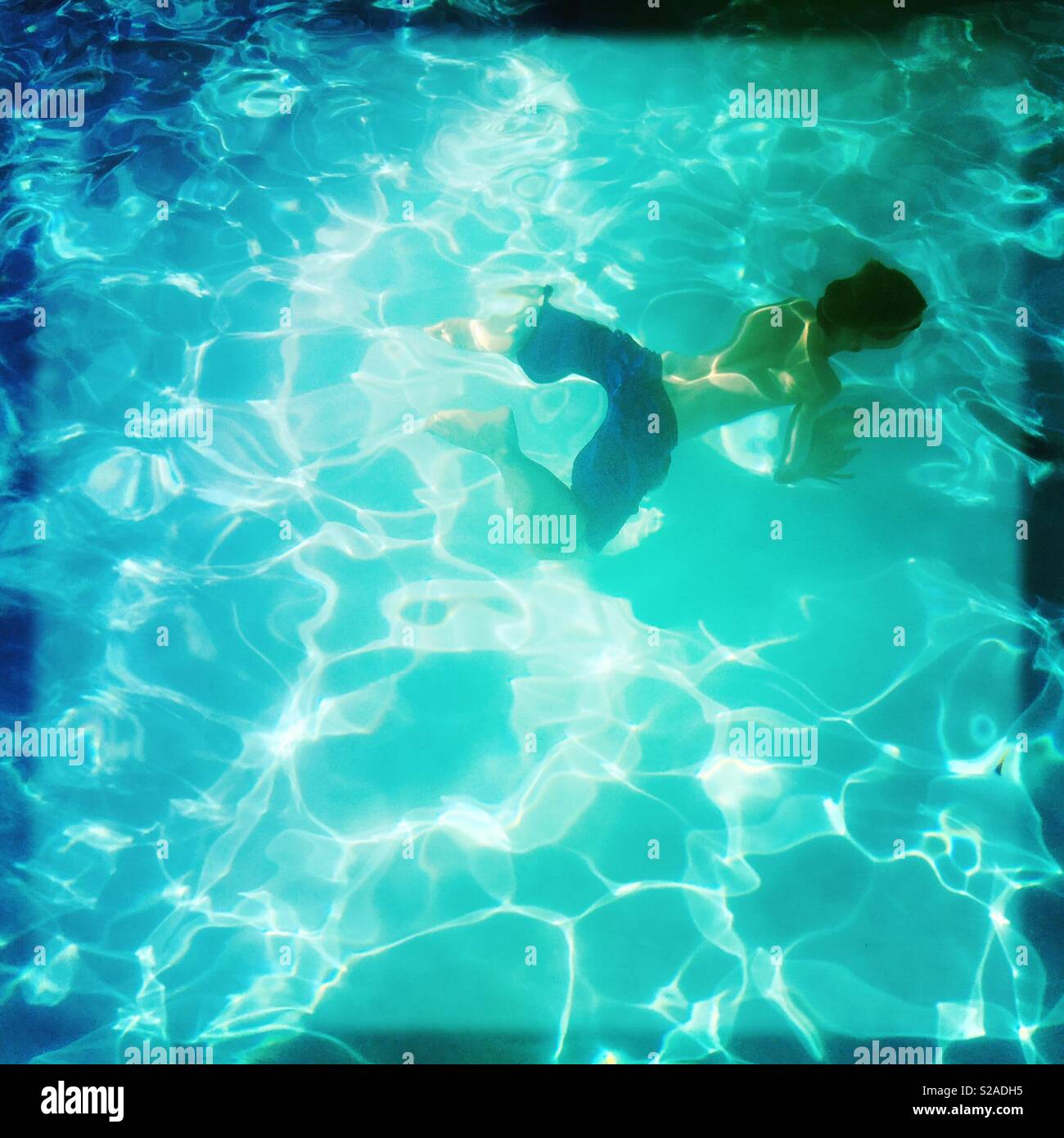 Nuoto subacqueo in piscina crea interessanti distorsione. Foto Stock