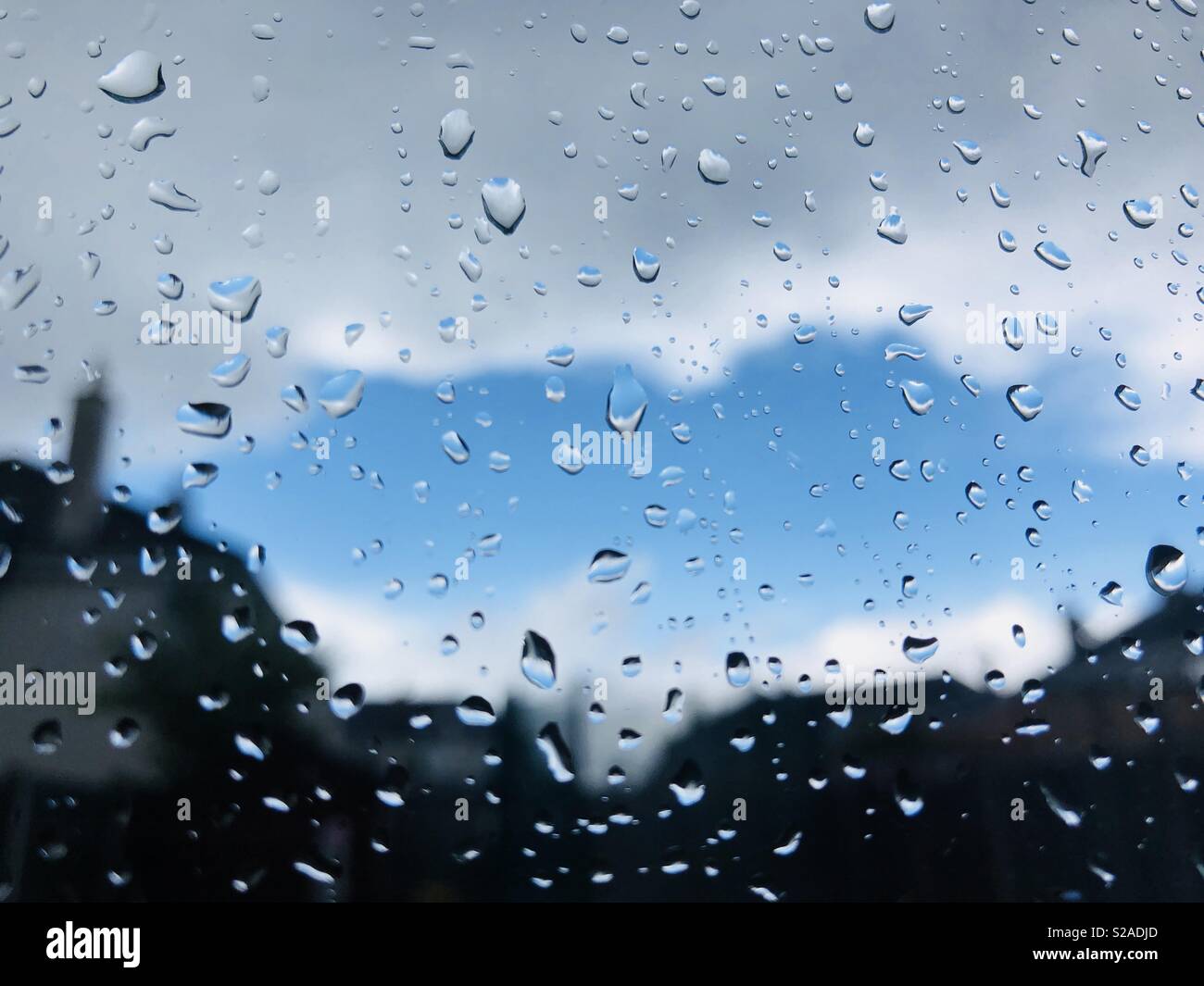 Gocce di pioggia sul vetro della finestra Foto Stock