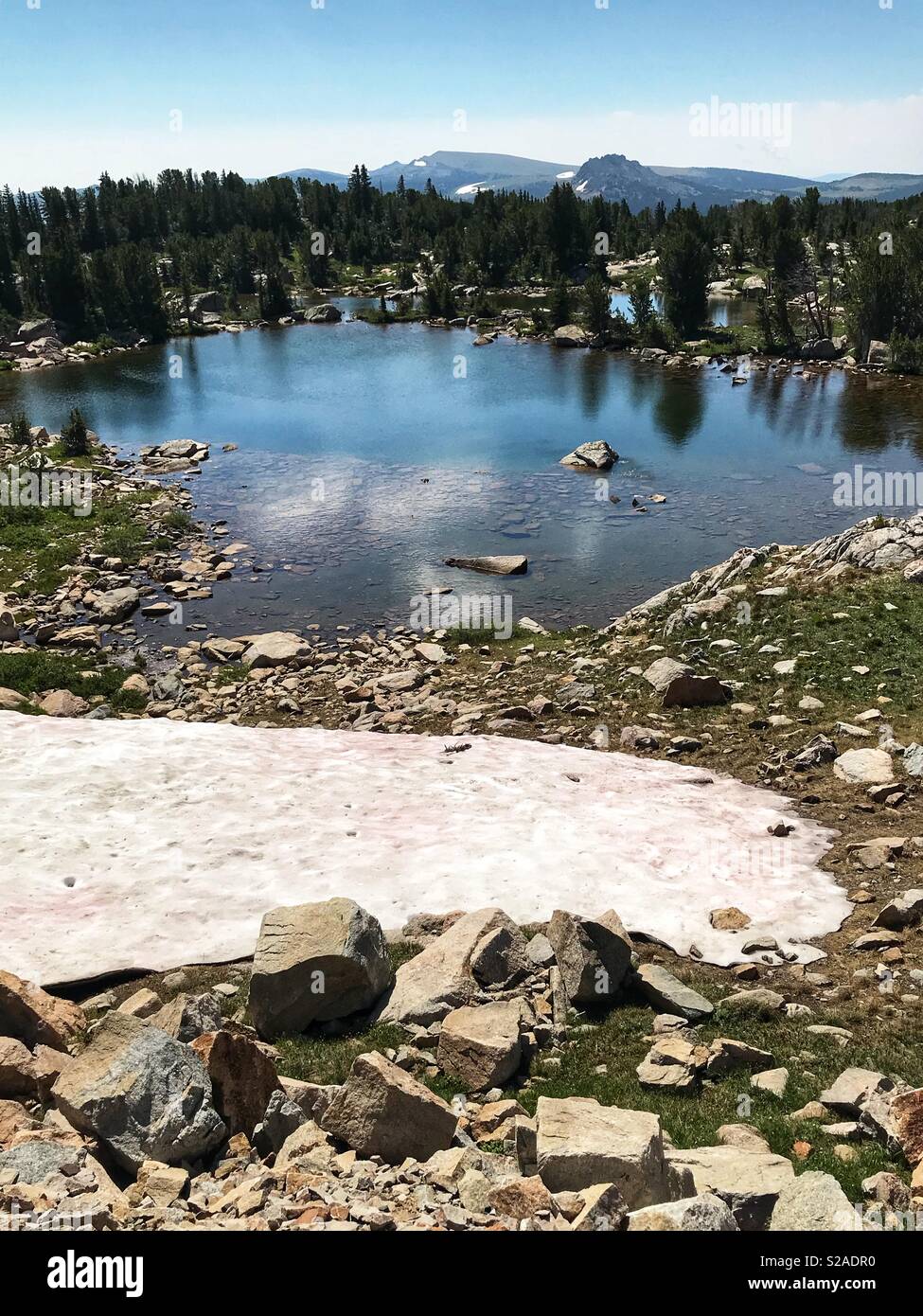 Lago e neve su la Beartooth Highway in estate Foto Stock