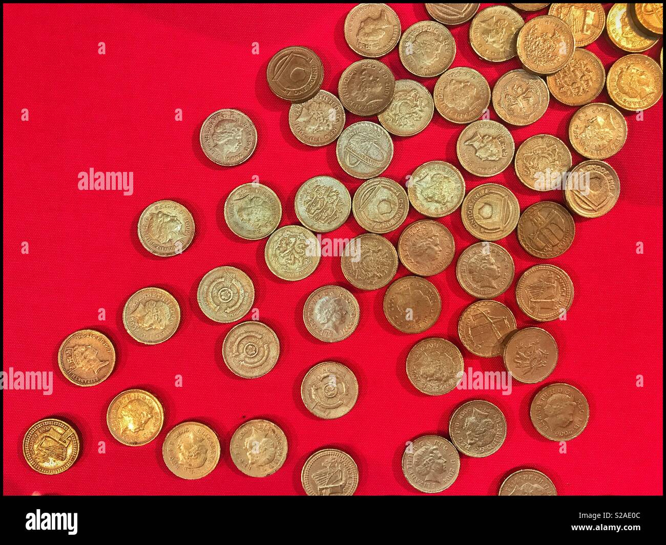 Una selezione di fake una libbra di monete (€1). Tali contraffazioni costituiscono un display che il pubblico può visitare. Alcune monete sono quasi realistica e altri sono molto poveri repliche. Foto © COLIN HOSKINS. - Immagine stock catturata con smartphone