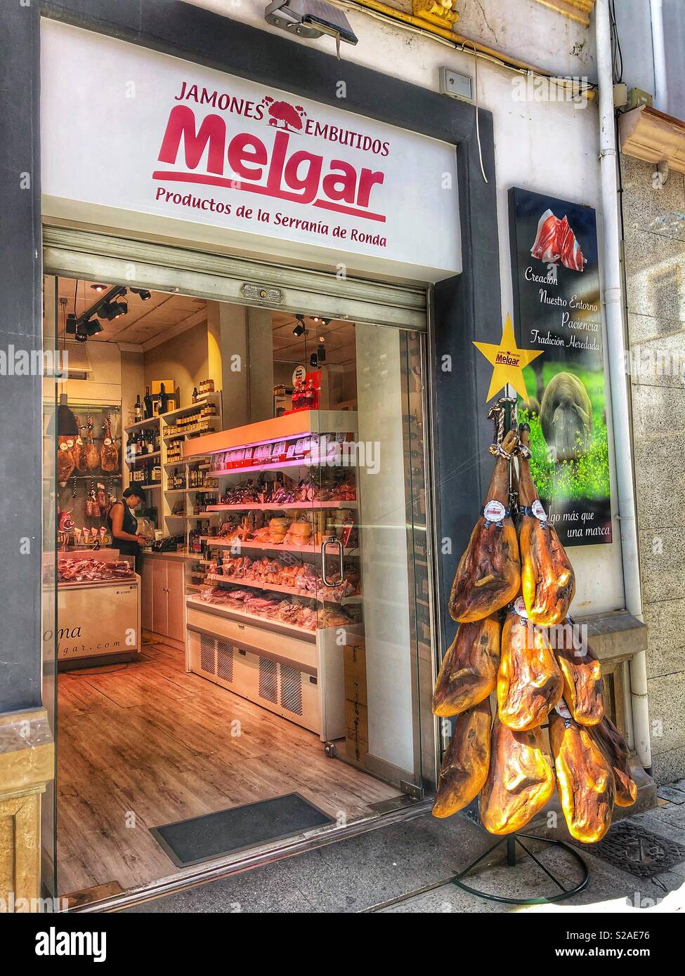 Il prosciutto Serrano in vendita a Ronda, Spagna. - Immagine stock catturata con smartphone