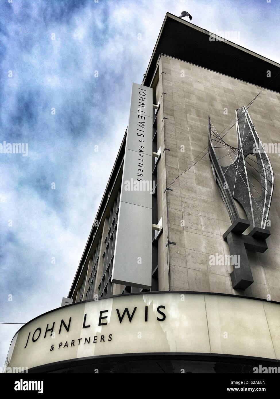 John Lewis & Partners store su Oxford Street a Londra, Inghilterra - Immagine stock catturata con smartphone