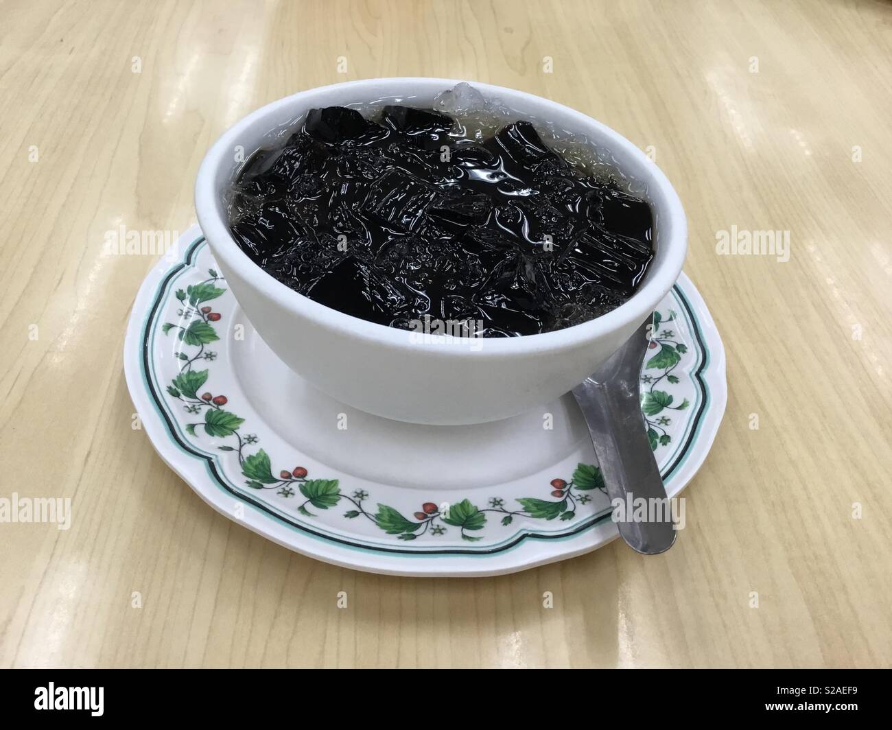 Gelatina di erba in sciroppo con ghiaccio tritato Foto Stock