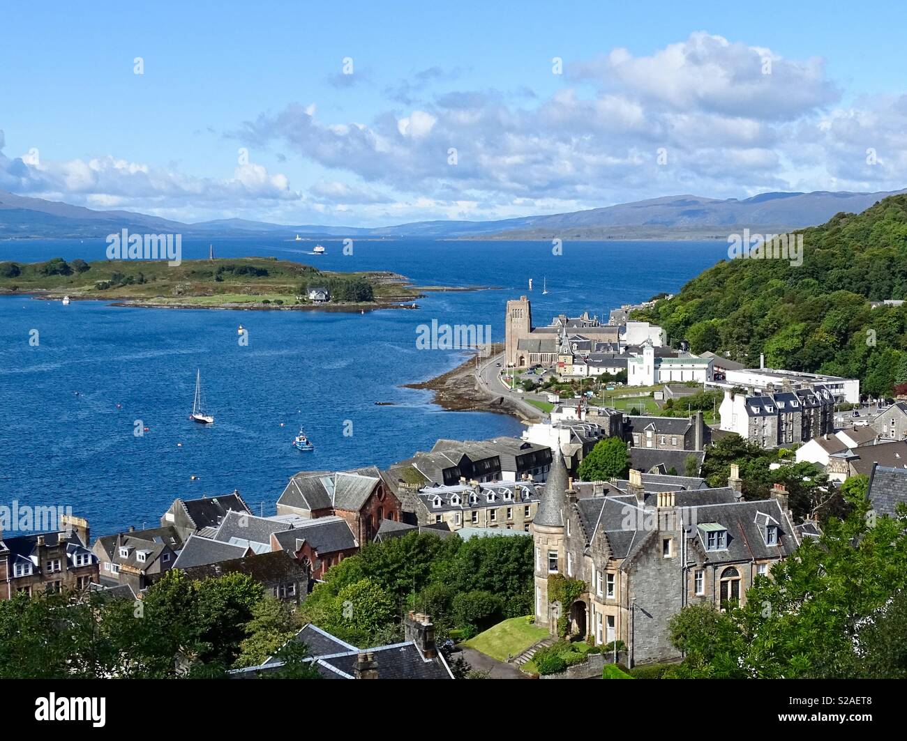 Vista panoramica di Oban in Scozia con l'isola di Mull sullo sfondo Foto Stock