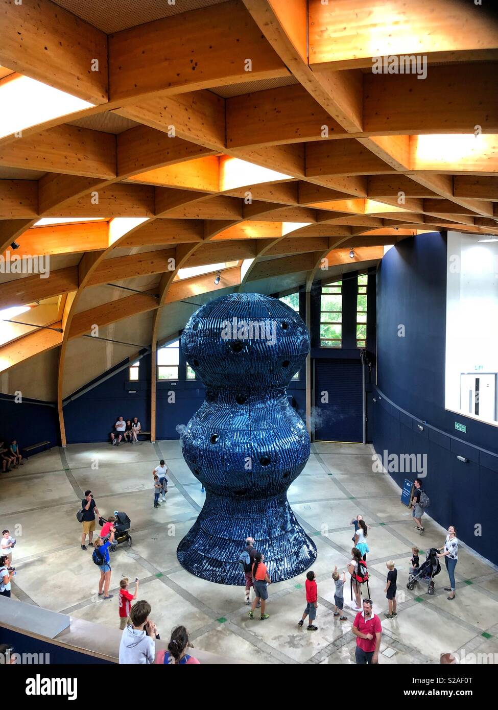 Persone che guardano il gigante "respirare" blu infinito scultura in mondi invisibili sezione all'Eden Project in Cornovaglia, Inghilterra Foto Stock