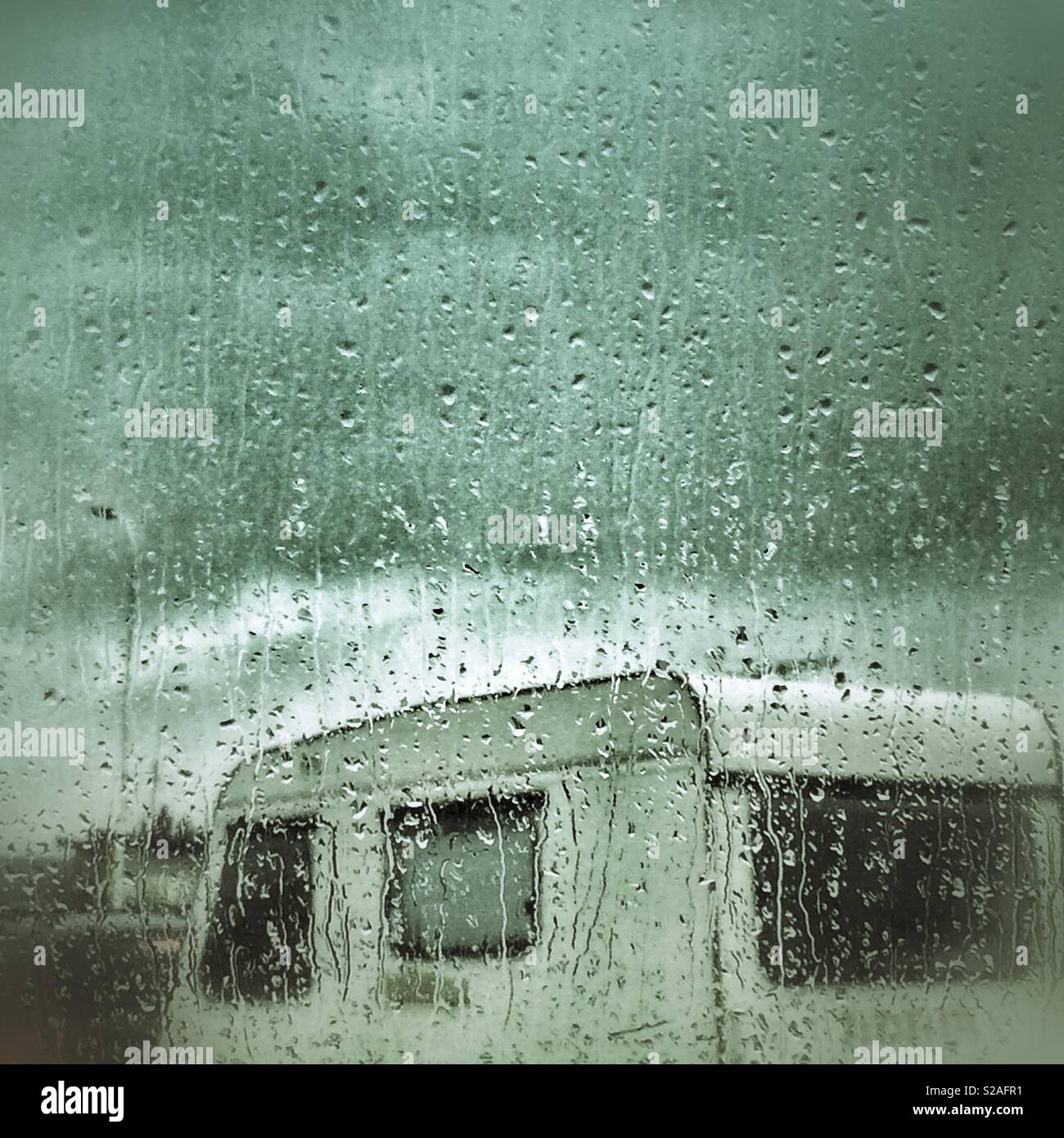Una vacanza in caravan sotto la pioggia - tempo estivo UK - pioggia di festa della Banca - pioggia della finestra Foto Stock