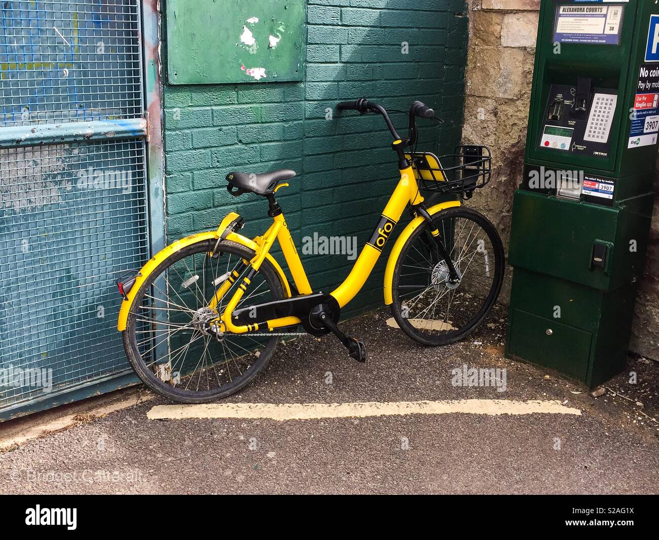 Ofo bike a sinistra al di fuori di una zona di parcheggio a Summertown, Oxford Foto Stock