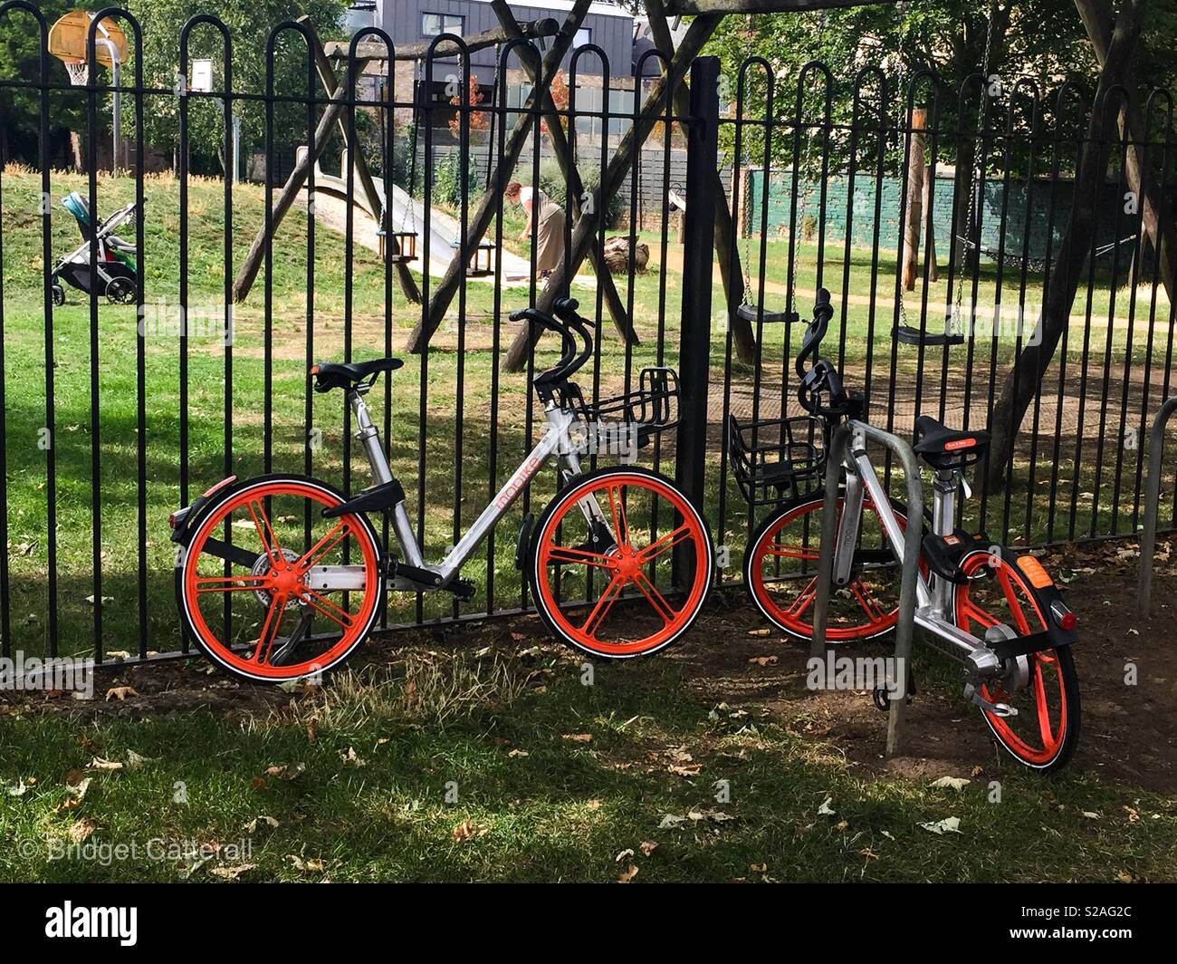 Mobikes esterno sinistro per bambini area di riproduzione in Summertown, Oxford Foto Stock