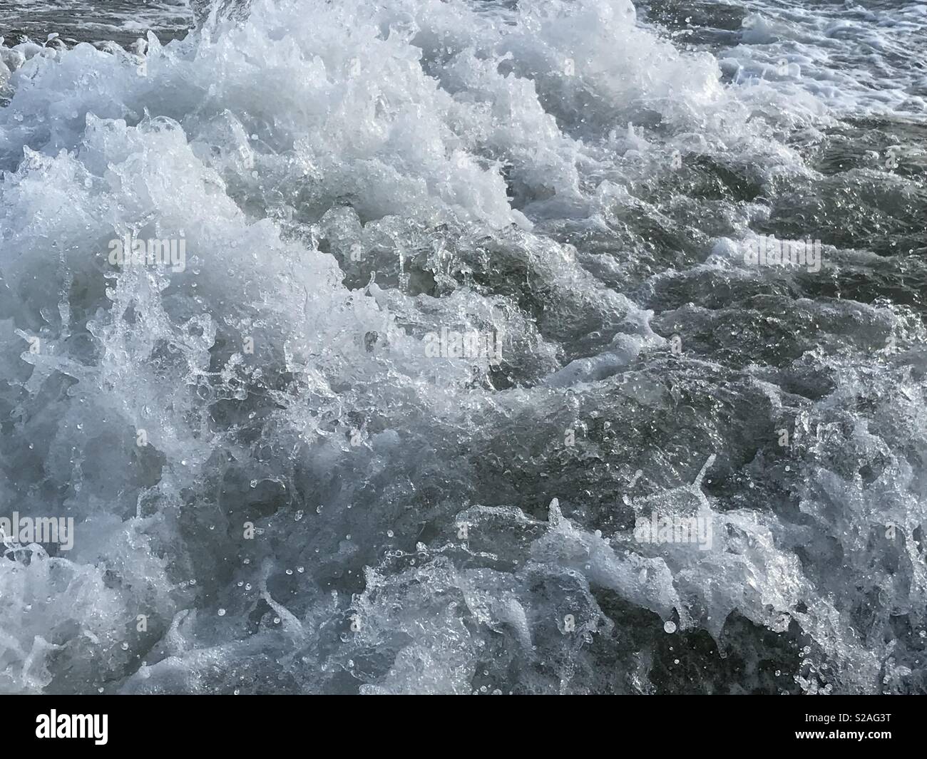 Acqua turbolenta di scia dietro una barca sul fiume Welland Foto Stock