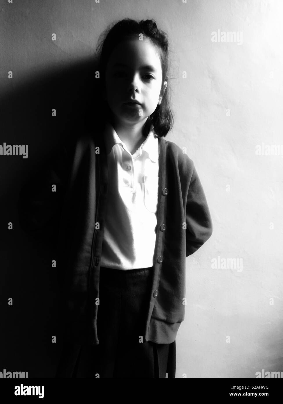 Ragazza infelice - Immagine stock catturata con smartphone