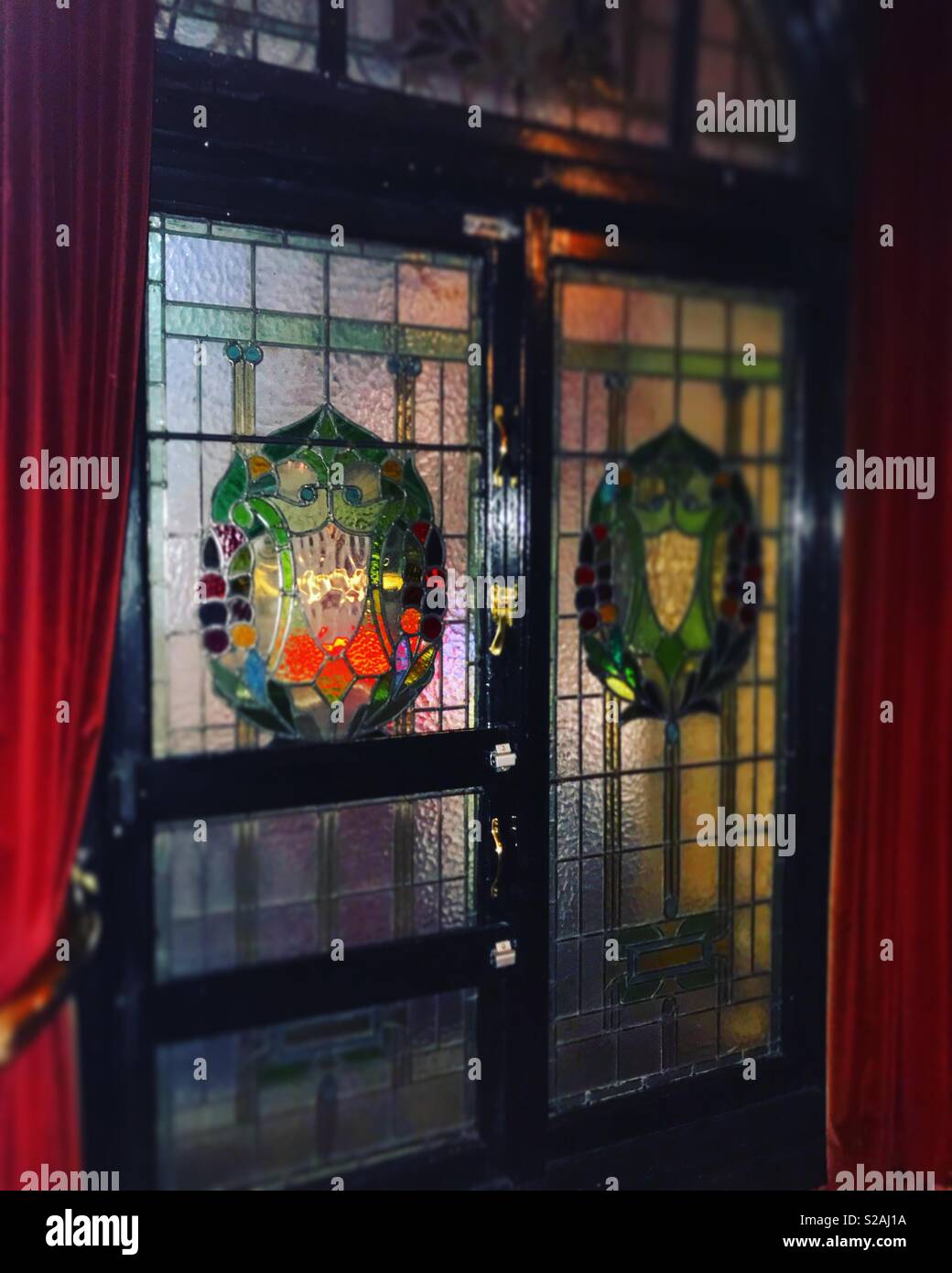 Il vetro macchiato porte in un teatro Foto Stock