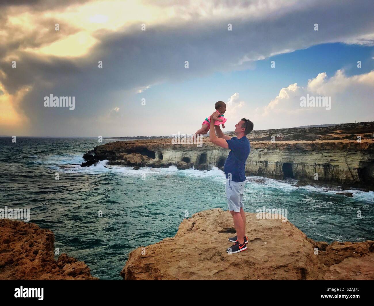 Il bambino e il papà dal Mare Mediterraneo, Cipro, Cape Greco Foto Stock