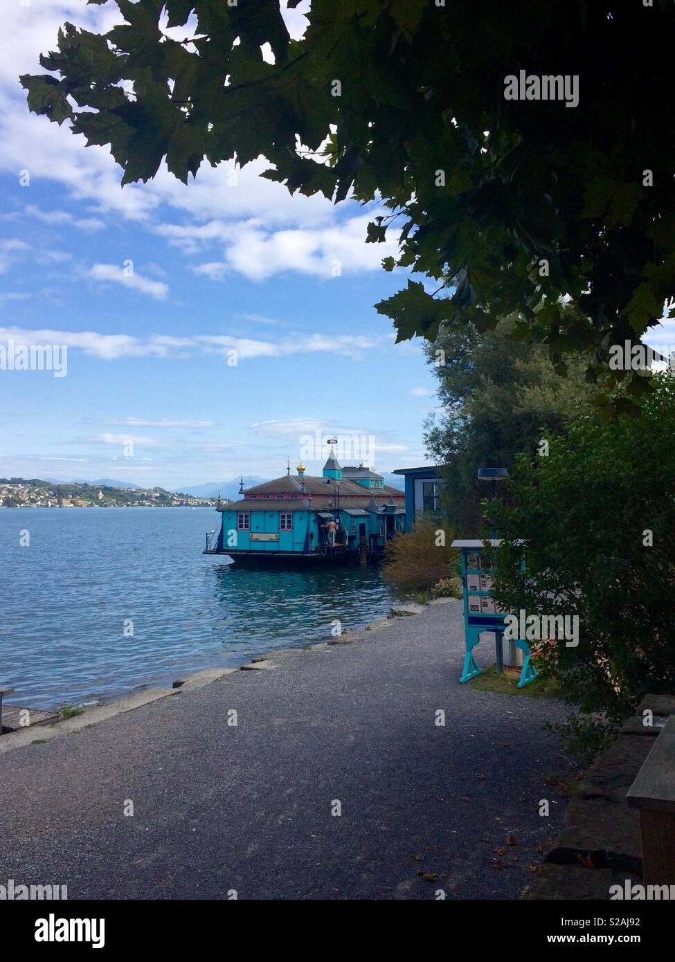 Vista di Thalwil Badi o di balneazione casa di Zurichsee o il lago di Zurigo in Svizzera Foto Stock