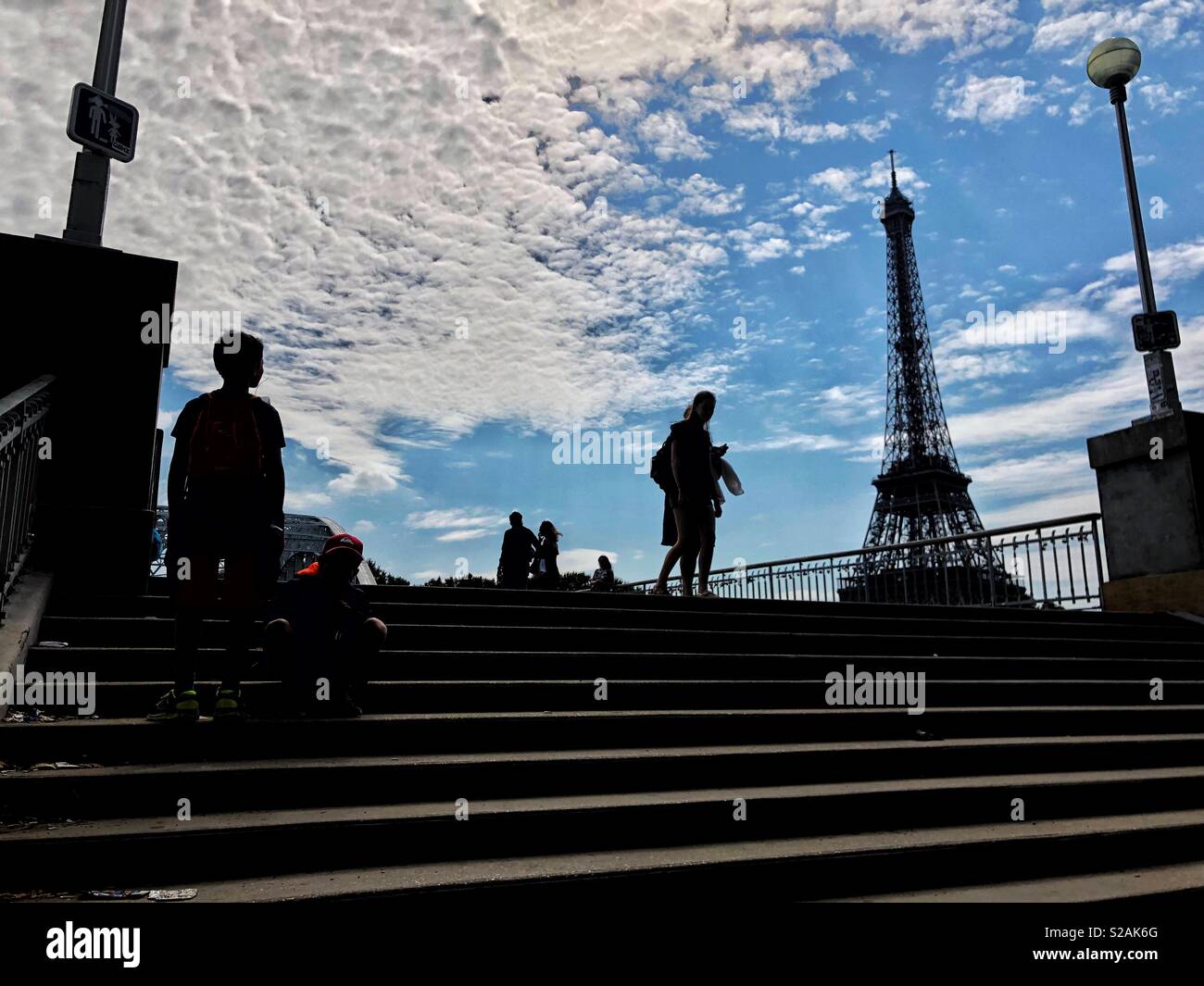 Silhouette di persone lungo con la Torre Eiffel a Parigi Francia - Immagine stock catturata con smartphone