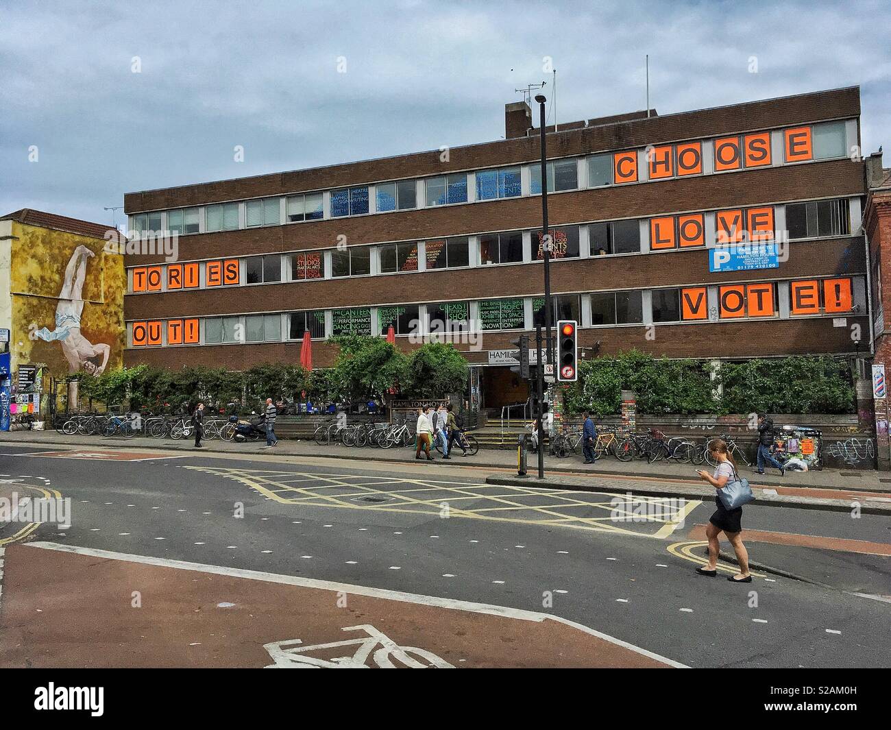 Hamilton House, una comunità hub di Stokes Croft, Bristol, Regno Unito il giorno prima del 2017 elezioni generali - Immagine stock catturata con smartphone