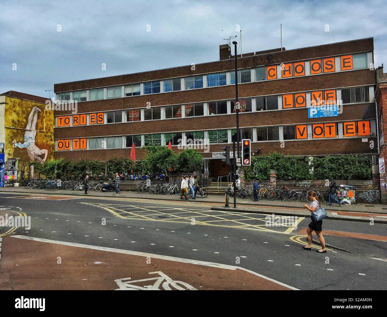 Hamilton House, una comunità hub di Stokes Croft, Bristol, Regno Unito il giorno prima del 2017 elezioni generali - Immagine stock catturata con smartphone