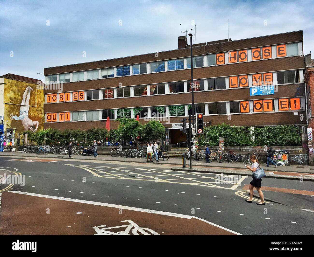 Hamilton House, una comunità hub di Stokes Croft, Bristol, Regno Unito il giorno prima del 2017 elezioni generali - Immagine stock catturata con smartphone