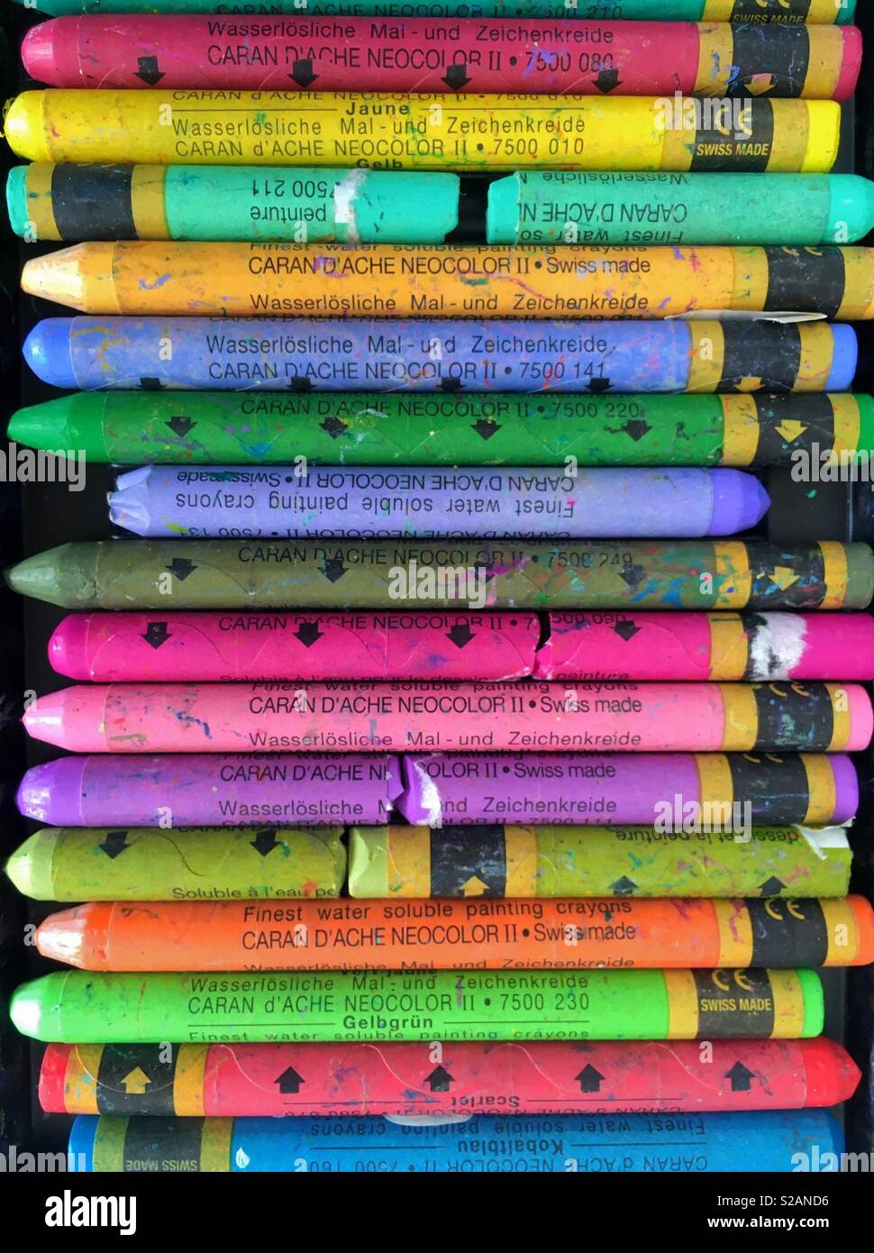 Casella di usato Caran d'ache neocolor 2 matite colorate Foto stock - Alamy