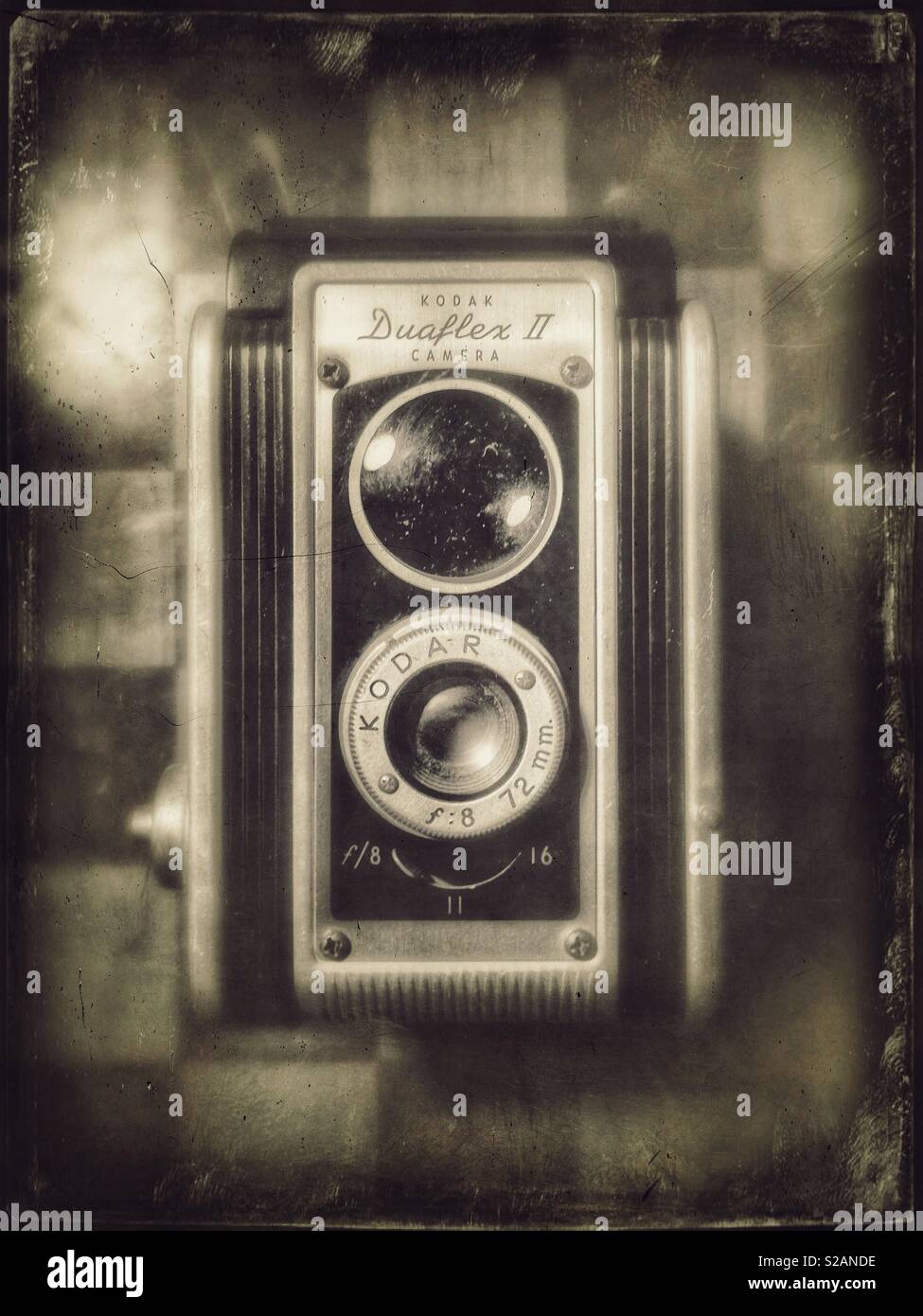 Vintage Kodak Duaflex II fotocamera in tonalità seppia - Immagine stock catturata con smartphone