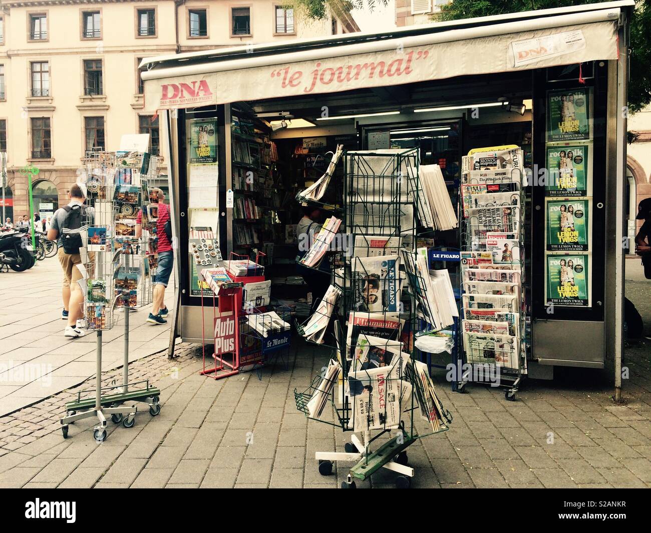 Chiosco multimediale o un piccolo negozio dove è possibile acquistare giornali e cartoline e piccoli oggetti di rinfreschi per la vendita in strada di Strasburgo in Francia Foto Stock