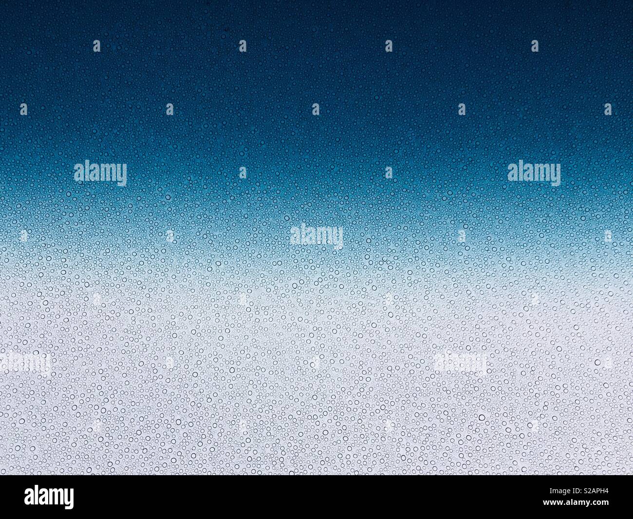 Rugiada di mattina le gocce di condensa su una tinta parabrezza per automobile - Immagine stock catturata con smartphone