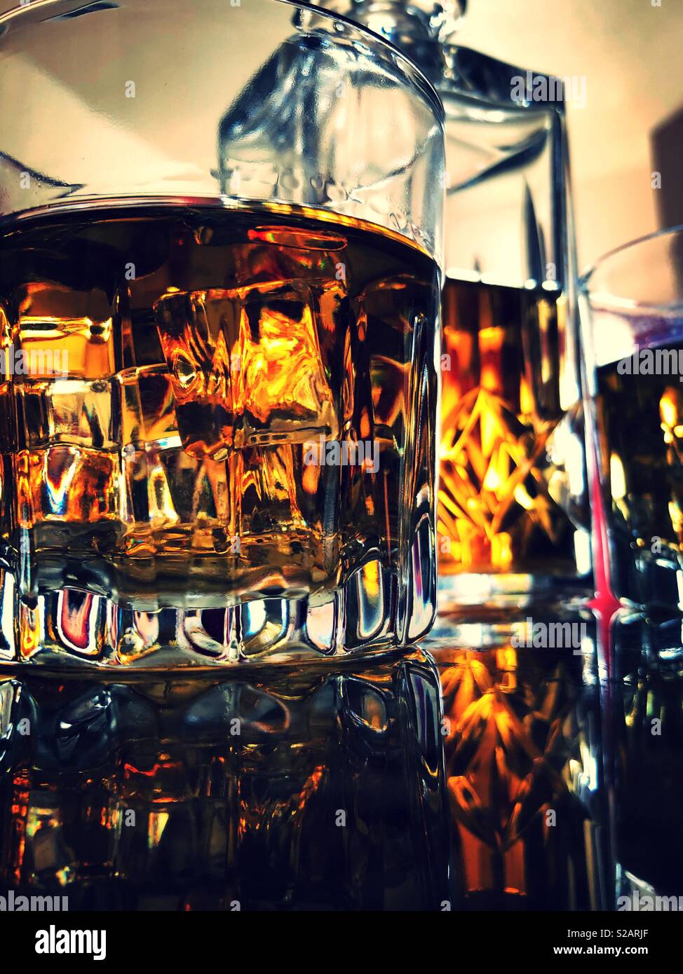 Whiskey on the rocks - Immagine stock catturata con smartphone