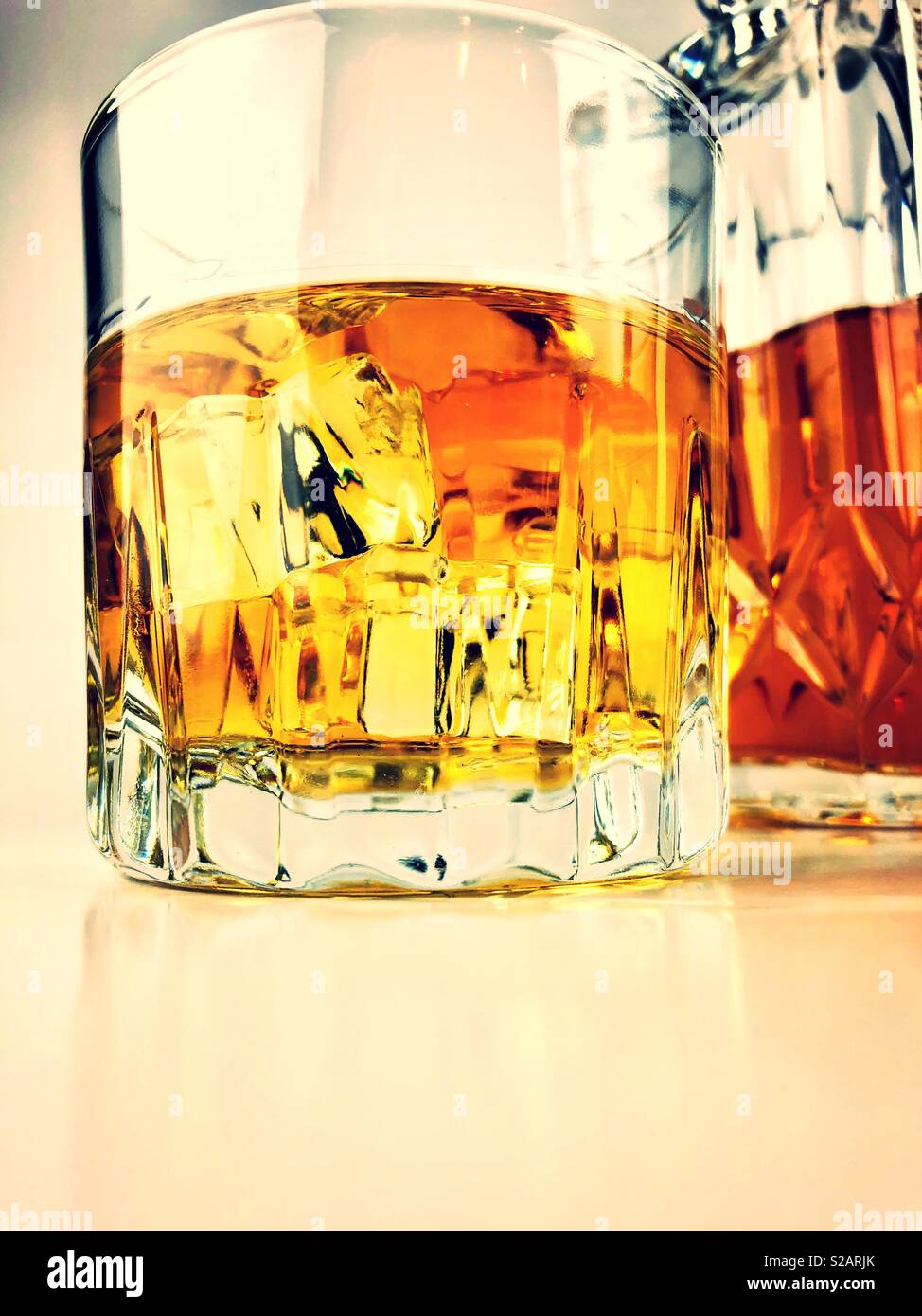 Whiskey on the rocks - Immagine stock catturata con smartphone
