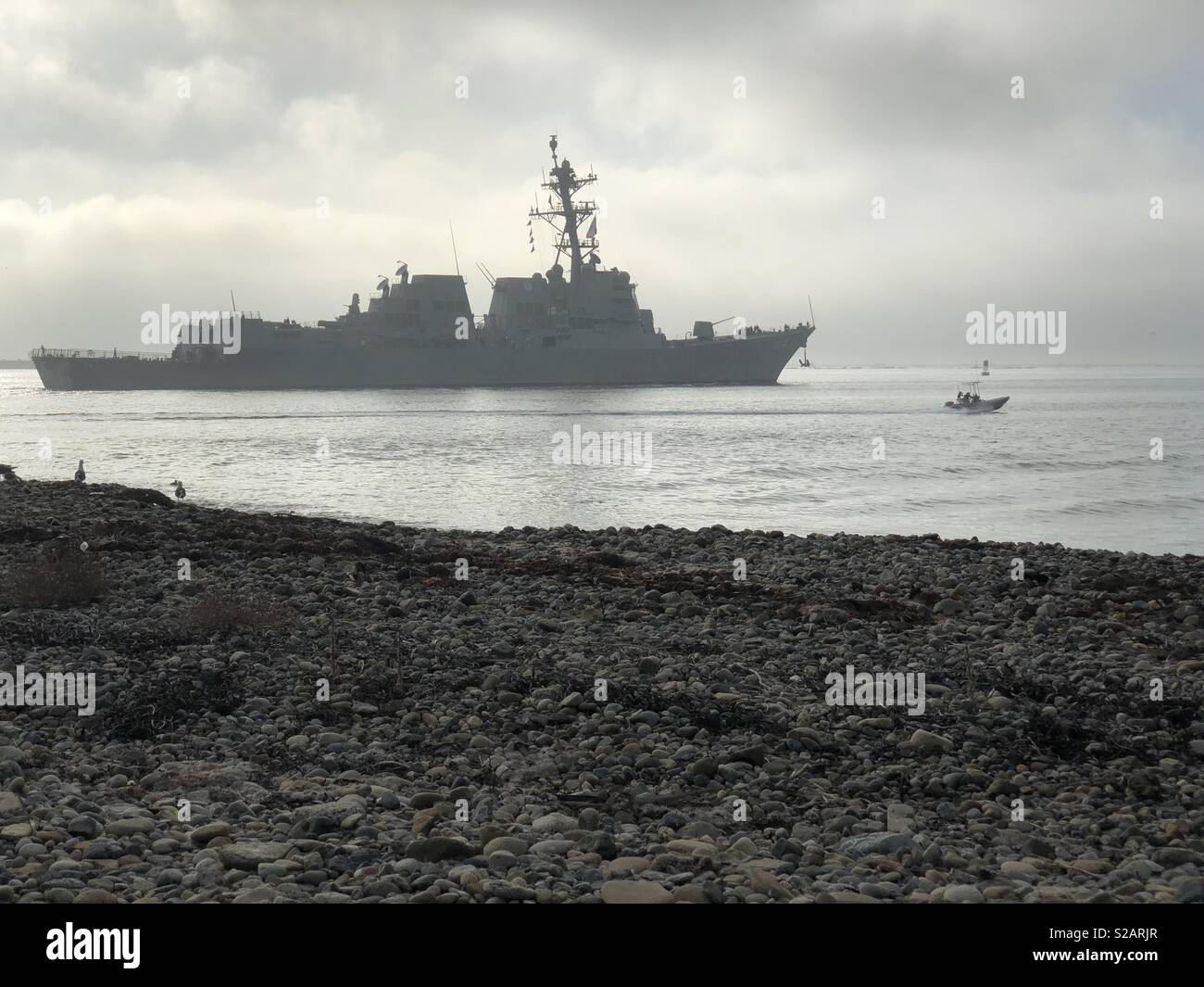 Arliegh Burke Cacciatorpediniere classe USS Ralph Johnson cuoce a vapore al di fuori della Baia di San Diego per le operazioni locali. Foto Stock