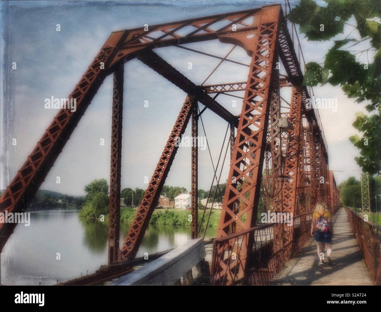 Donna che cammina lungo il traliccio ponte in Marietta, Ohio Foto Stock