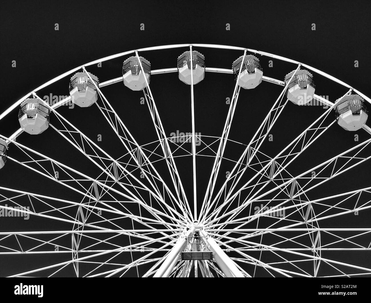 Un bianco luminoso ruota panoramica Ferris con cialde di cavalcare in. Molto divertente anche se si va a girare in tondo! Credito foto - © COLIN HOSKINS. - Immagine stock catturata con smartphone