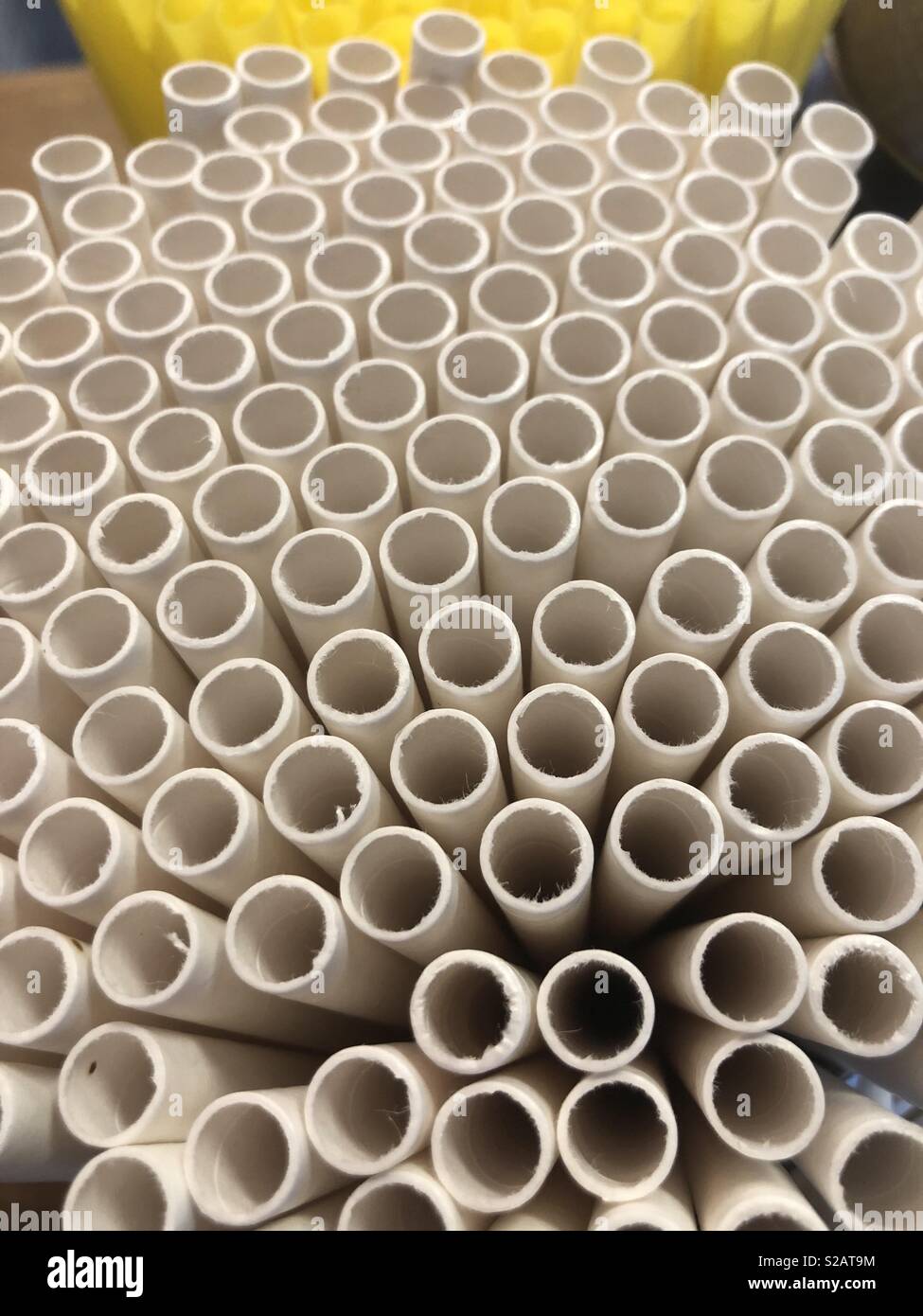 Paillette di carta vengono ora offerti come alternativa a cannucce di plastica in alcune aziende in California. - Immagine stock catturata con smartphone