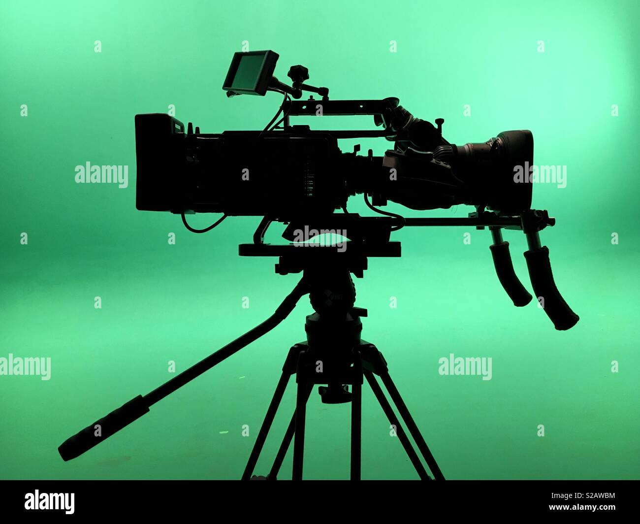 Silhouet di una videocamera professionale in un tasto verde studio Foto Stock