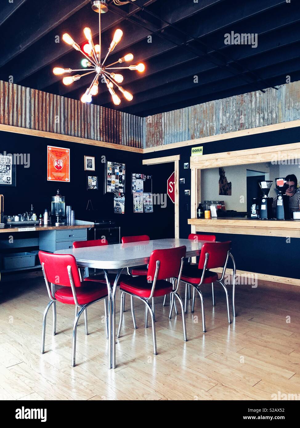 Mod coffee shop in Coeur d'Alene - Immagine stock catturata con smartphone