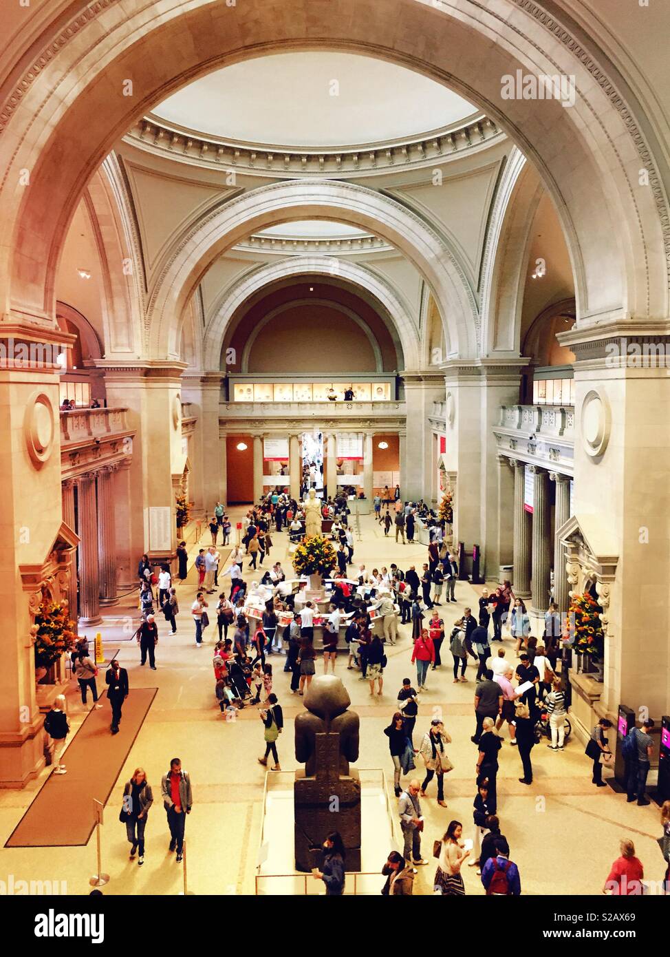 I visitatori nella grand lobby del Metropolitan Museum of Art sulla Fifth Avenue, New York, Stati Uniti d'America - Immagine stock catturata con smartphone