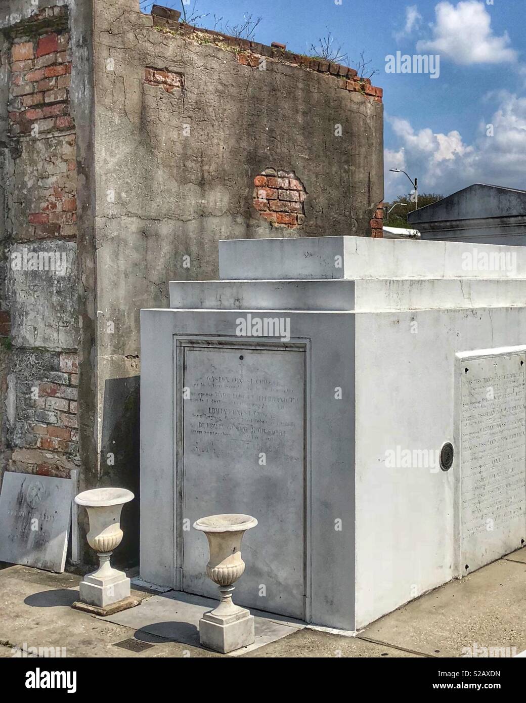 Ripristinato grave accanto alla tomba fatiscenti a San Louis No.1 Cimitero di New Orleans, STATI UNITI D'AMERICA Foto Stock