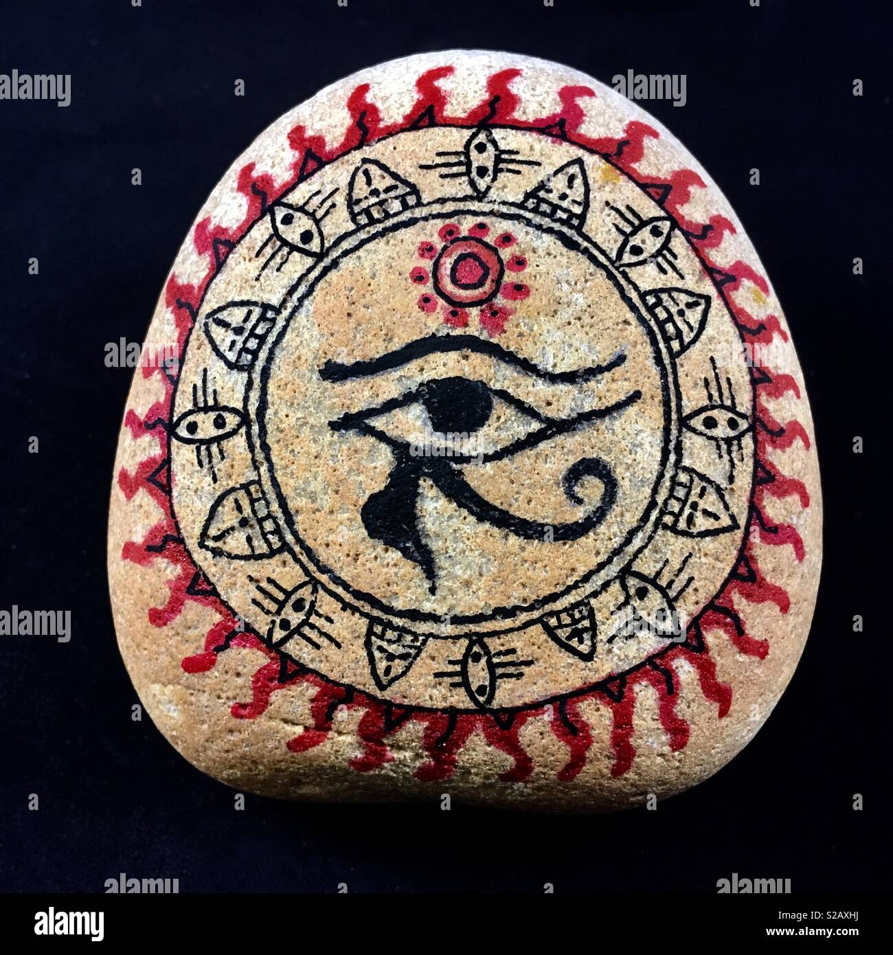 Egiziano arte tribale dio sole Ra, dipinta su pietra arenaria. Foto Stock