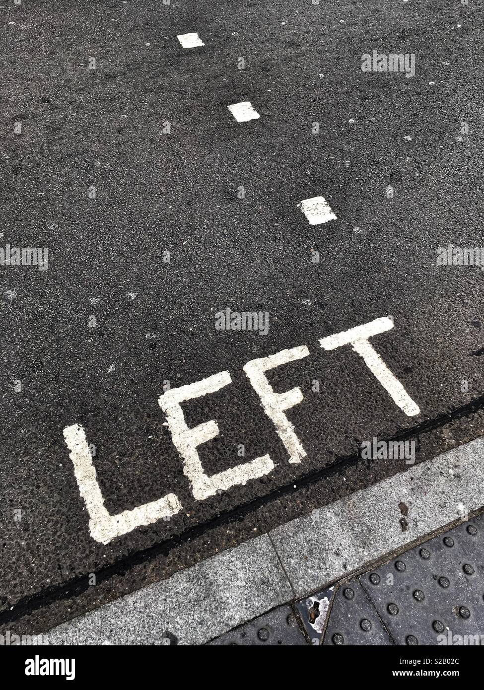 Guardare a sinistra scritto su strada Foto Stock