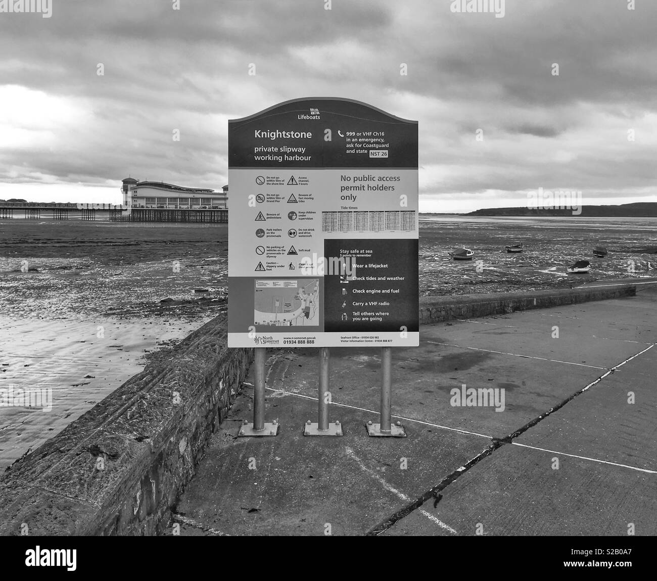 Un segno di dare informazioni sulla sicurezza a scivolo sull isola Knightstone in Weston-super-Mare, Regno Unito Foto Stock