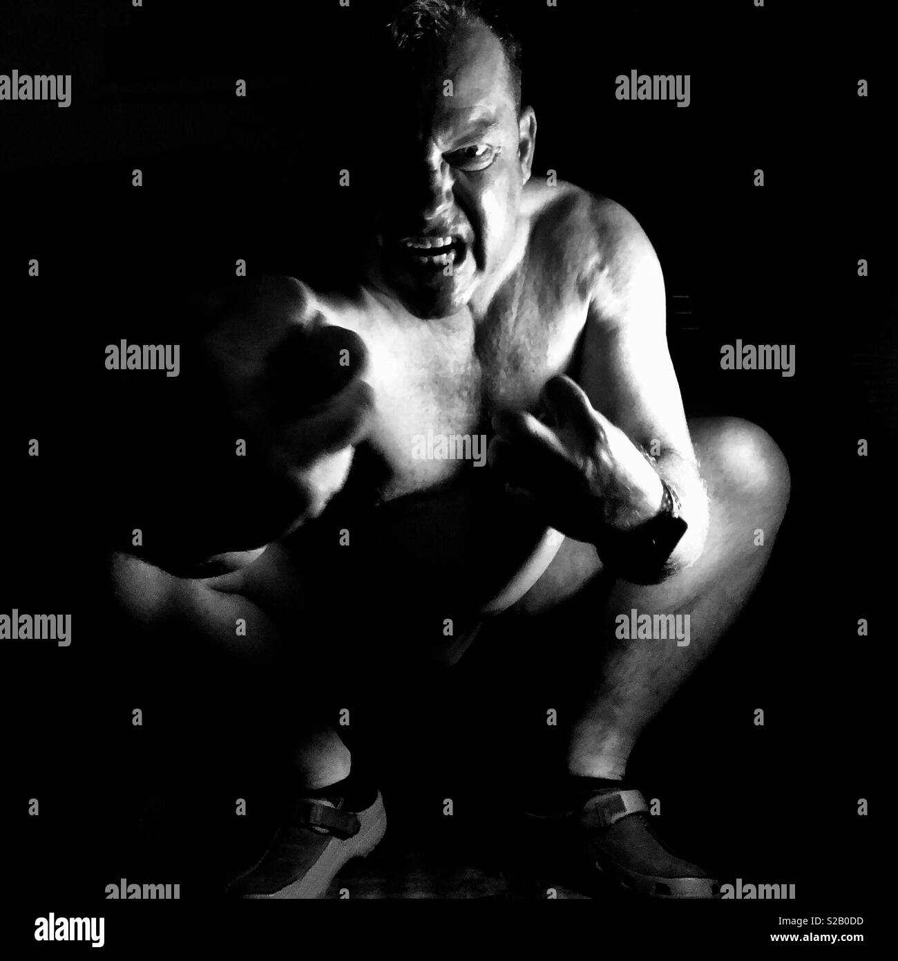 Fotografia delle prestazioni- il vostro peggiore incubo proviene dal buio nella notte di Halloween. - Immagine stock catturata con smartphone