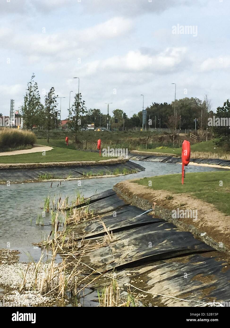 Lakeside, Bicester: Il lago artificiale è calato in modo significativo durante l'estate calda. Foto Stock