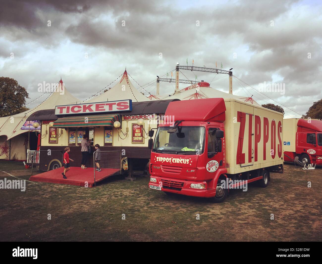 Circus arriva in città sotto forma di' Zippos Circus a Twickenham verde. Londra. Regno Unito Foto Stock