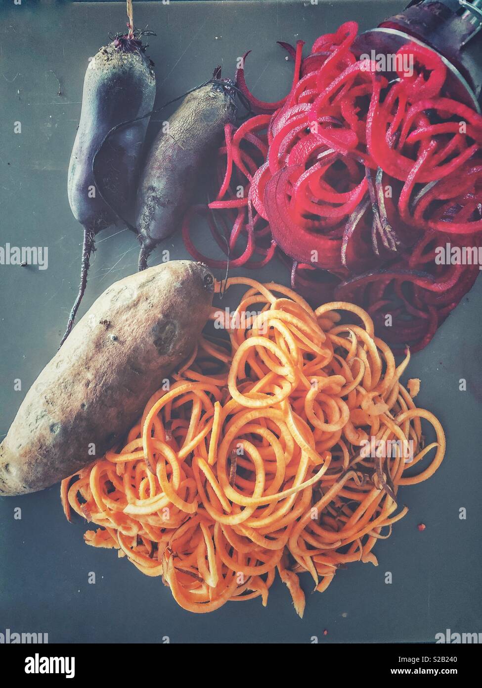 Spiralizzato bietole e patate dolci - Immagine stock catturata con smartphone