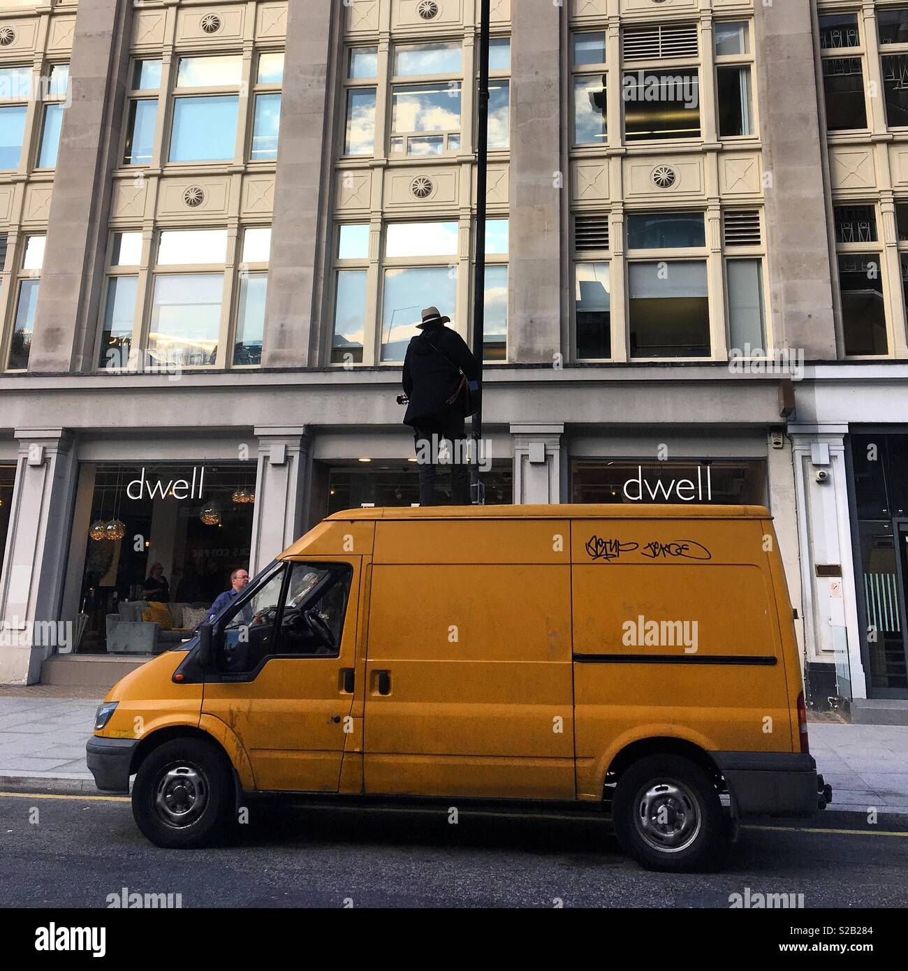 Busker musicista di strada dal tetto di un furgone giallo a Londra, Fitzrovia. Settembre 2018 Foto Stock