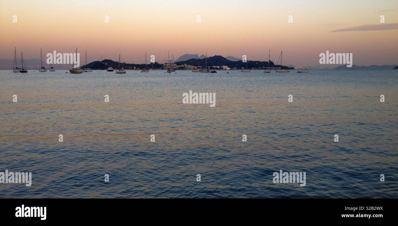 L'isola di Peng Chau, con il Victoria Peak e dell'Isola di Hong Kong dietro di esso nella distanza - Immagine stock catturata con smartphone
