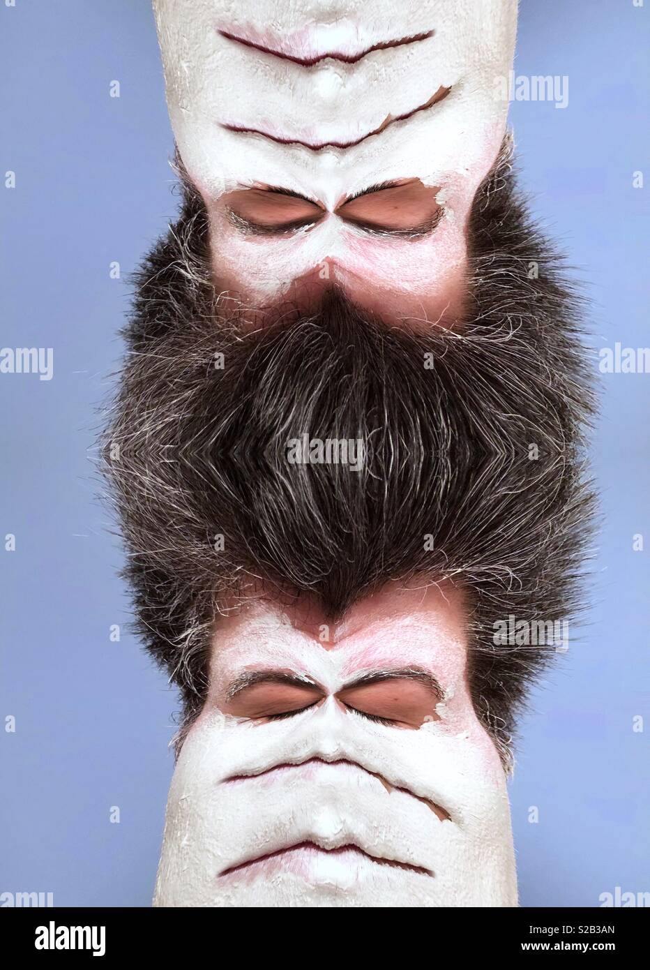 Un immagine astratta di una donna che indossa un bianco maschera di fango con gli occhi chiusi e più bocche e capelli scuri specchiato per creare uno strano straniero Foto Stock